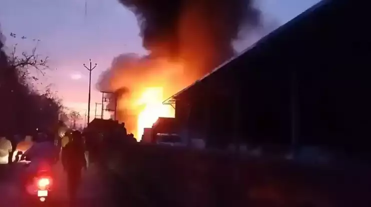 हल्द्वानी: आग का गोला बनी लीसा फैक्ट्री, दमकल कर्मियों ने आग पर बमुश्किल पाया काबू