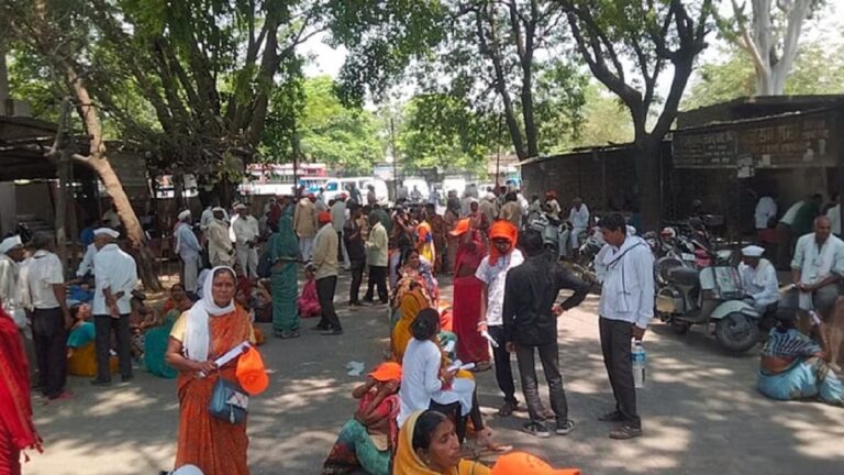 चारधाम यात्रा के ऑफलाइन पंजीकरण बंद होने से नाराज यात्री, सिटी मजिस्ट्रेट कार्यालय में बैठे