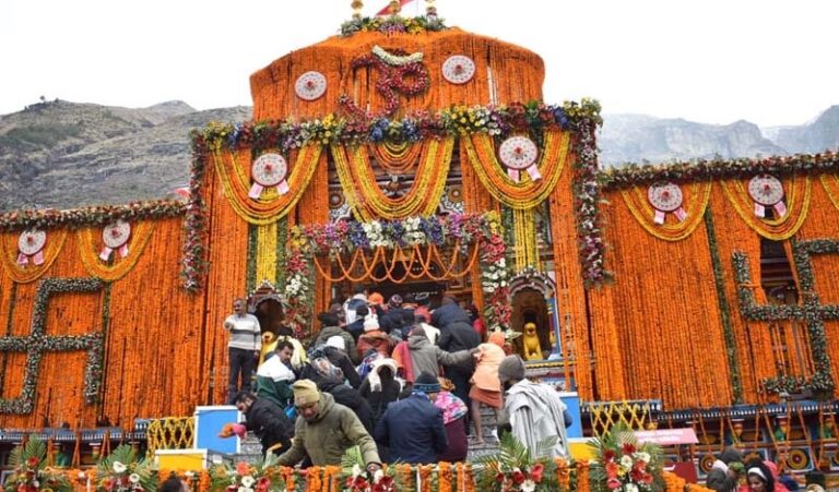 बद्रीनाथ के कपाट खोलने पर धाम में हुआ ऐसा, जिसे देश के लिए शुभ संकेत मान रहे तीर्थ पुरोहित