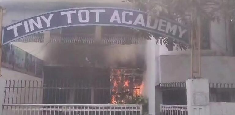 बिहार: पटना के स्कूल में शव मिलने से बवाल, आक्रोशित लोगों स्कूल में लगाई आग
