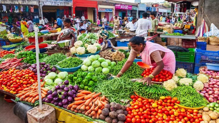 गर्मी के साथ महंगाई की मार: 100 रुपये किलो हरी मिर्च, धनिया 200 के पार, सब्जियां छूटा रही पसीने