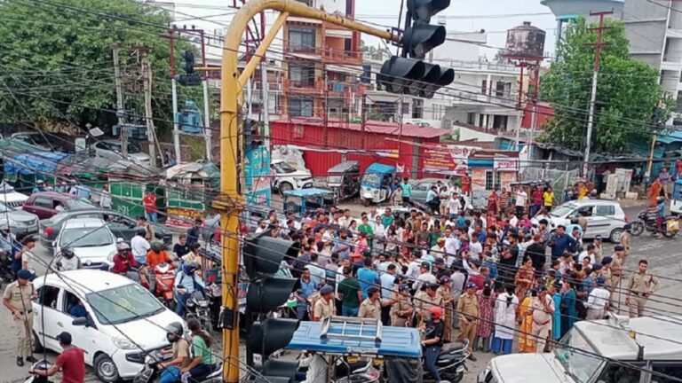 देहरादून गोलीकांड से गुस्साए लोगों ने सड़क की जाम, बोले-खौफ के साये में जीना पड़ रहा