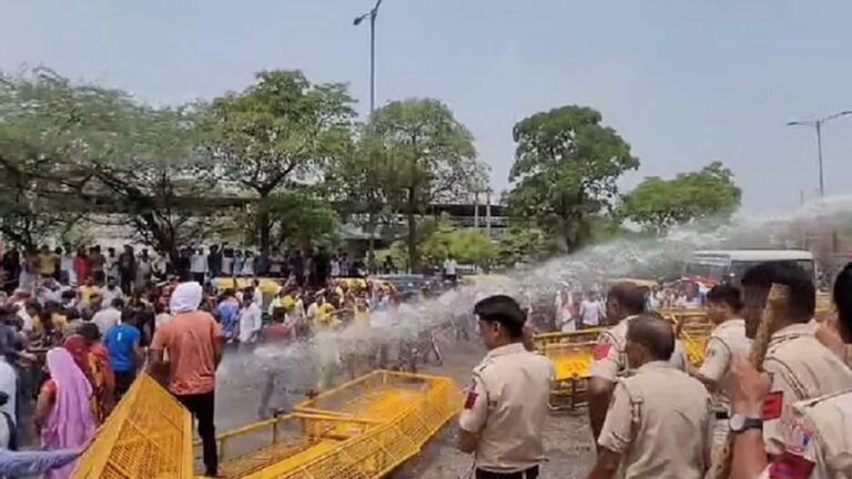 दिल्ली में पानी पर प्रदर्शन दे रहे लोगों पर पानी की बौछार, जल मंत्री आतिशी के अनशन का दूसरा दिन