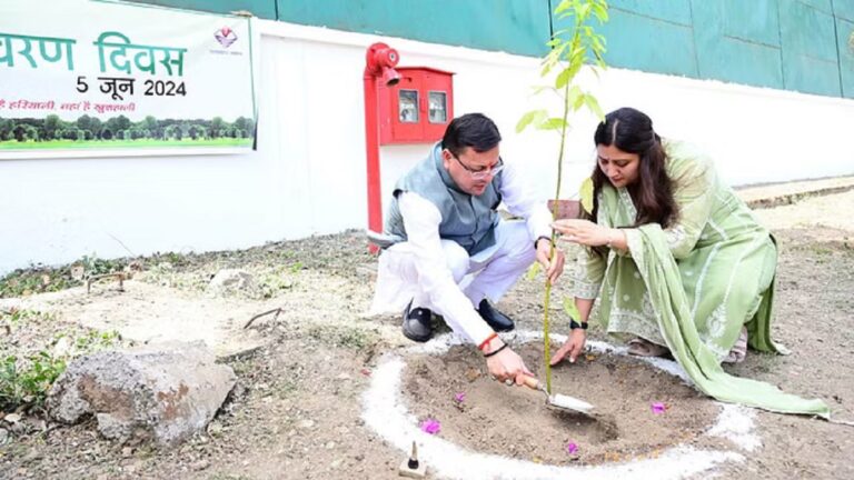 सीएम धामी ने प्रदेशवासियों से की पर्यावरण संरक्षण की अपील, पत्नी के साथ किया पौधरोपण