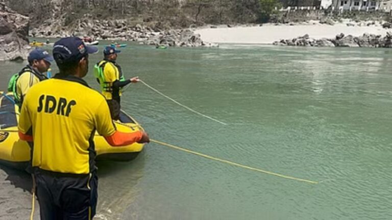 ऋषिकेश के लक्ष्मणझूला के पास घाट में नहाने के दौरान गंगा में बहा युवक, चार दोस्तों के साथ आया था घूमने