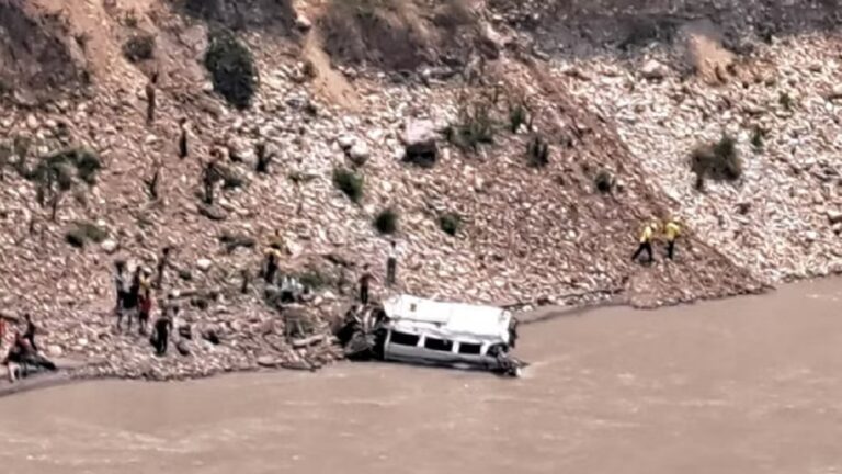 रुद्रप्रयाग में बड़ा हादसा: 26 यात्रियों समेत टैंपो ट्रैवलर अलकनंदा नदी में गिरा, 10 की मौत-7 घायल