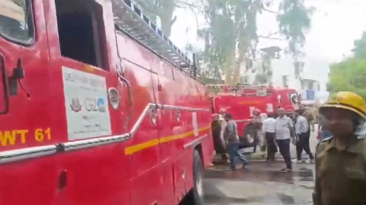 दिल्ली: सफदरजंग अस्पताल की पुरानी इमरजेंसी बिल्डिंग में आग, मौके पर फायर ब्रिगेड की गाड़ियां