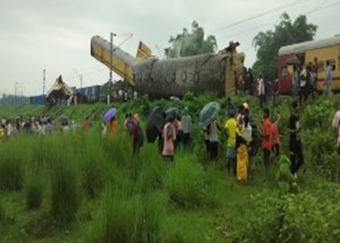 कोलकाता: कंचनजंगा एक्सप्रेस मालगाड़ी से टकराई,  पांच यात्रियों की मौत-कई घायल