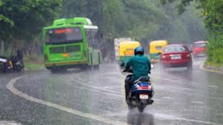 दिल्ली-एनसीआर में हवाओं के साथ हुई झमाझम बारिश, लोगों ने ली राहत की सांस