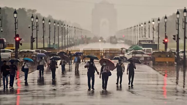 दिल्ली में झमाझम बारिश, मौसम में आया बदलाव, सड़कों पर भरा पानी