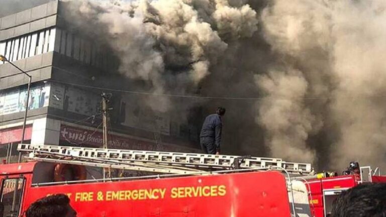 दिल्ली मयूर विहार के एक कैफे में आग लगने से 15 से 20 दुकानें जलकर खाक, मुश्किल से बची कई की जान
