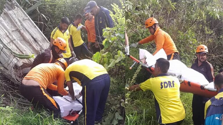 रुद्रप्रयाग के डूंगरी मोटरमार्ग पर खाई में गिरी कार, दो लोगों की मौके पर मौत और चार घायल