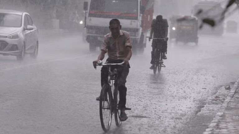 दिल्ली में उमसभरी गर्मी से लोगों को मिली को राहत, कई इलाकों में बारिश