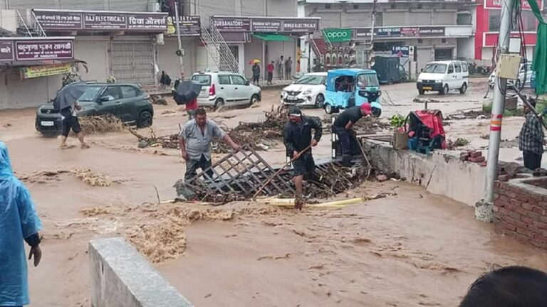 दिल्ली में बारिश से सड़कों पर जलभराव, ट्रैफिक हुआ जाम