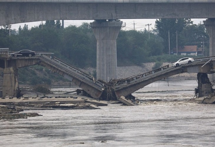 चीन में हाइवे पर एक पुल ढहा, 11 की मौत-30 घायल