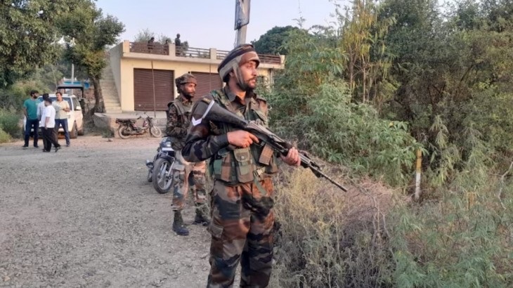 जम्मू-कश्मीर: कठुआ में आतंकियों की कायराना हरकत, सेना की गाड़ी पर फेका ग्रेनेड