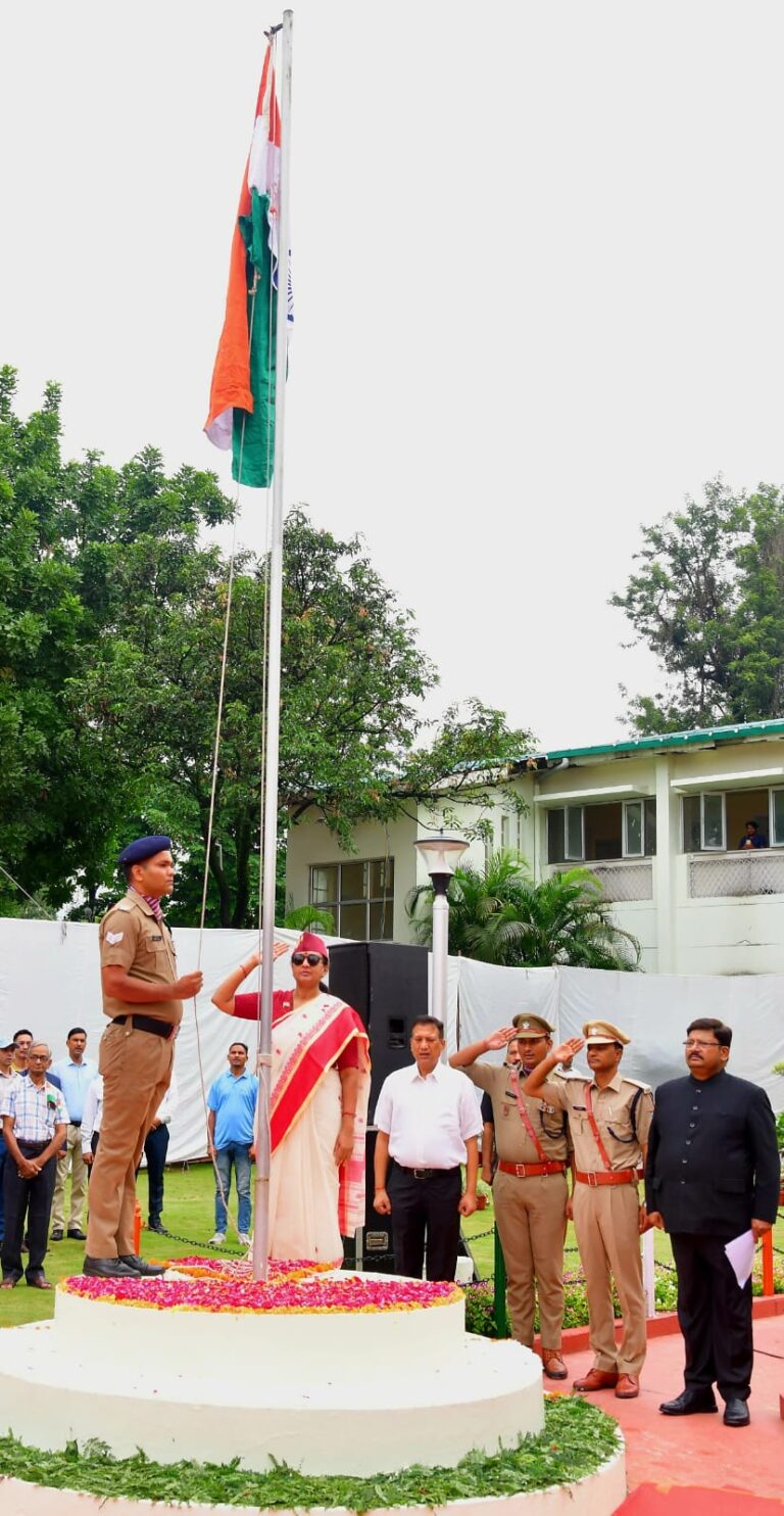 78वें स्वतंत्रता दिवस के अवसर पर मुख्य सचिव राधा रतूड़ी ने सचिवालय में किया ध्वजारोहण