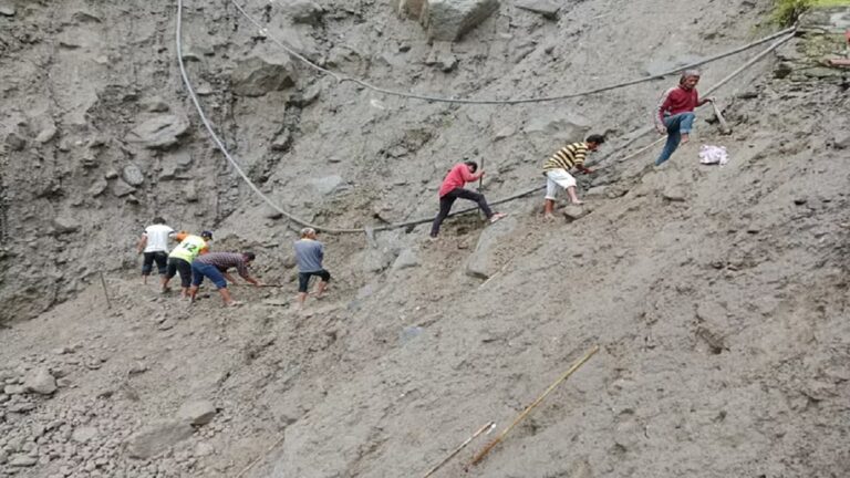 उत्तराखंड में देहरादून और कई जिलों में भारी बारिश का यलो अलर्ट, कई सड़कें बंद