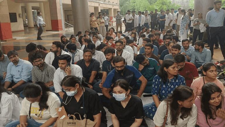 कोलकाता में महिला डॉक्टर की हत्या के खिलाफ दिल्ली में प्रदर्शन, OPD बंद AIIMS-RML के सीनियर्स ने संभाला मोर्चा