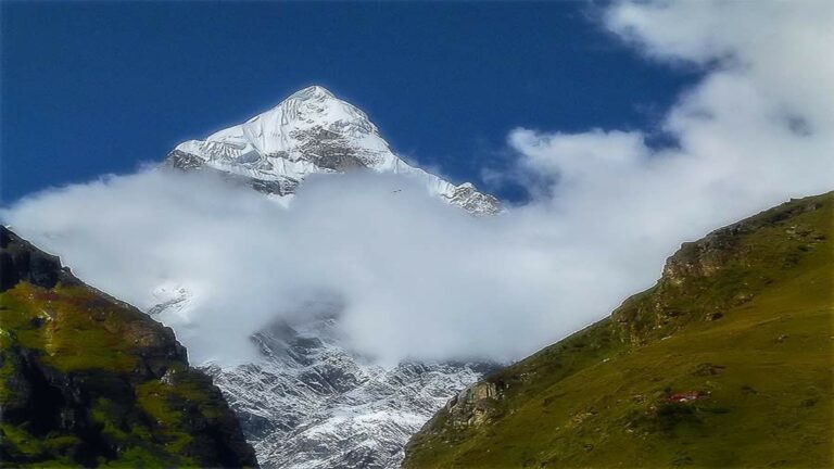 बदरीनाथ धाम की ऊंची चोटियों पर सीजन की पहली बर्फबारी, हवाओं के साथ बढ़ने लगी ठंड