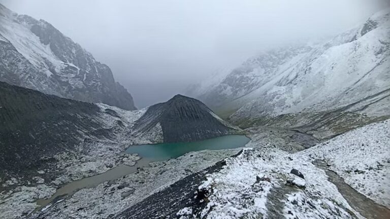 धारचूला में सीजन की पहली बर्फबारी से चांदी सी चमकी दारमा और व्यास घाटी