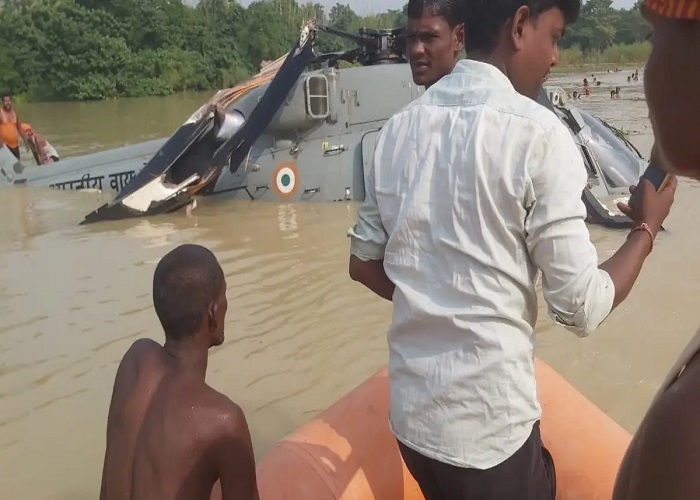 बिहार: मुजफ्फरपुर में भारतीय वायुसेना का हेलिकॉप्टर क्रैश, बाढ़ राहत में लगा था चौपर