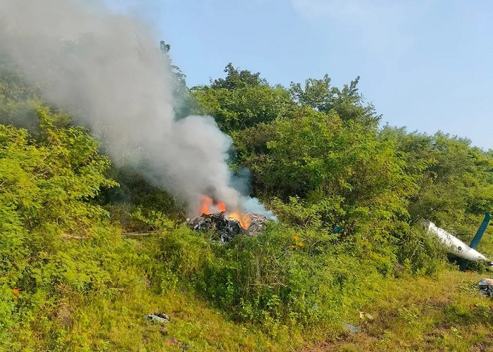 महाराष्ट्र: पुणे में हेलीकॉप्टर उड़ान के दौरान क्रैश, हादसे में दो पायलट समेत तीन लोगों की मौत