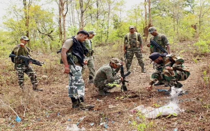 छत्तीसगढ़ में सुरक्षाबलों की मुठभेड़ में 25 लाख रुपये के इनामी नक्सली कमांडर सहित तीन नक्सली ढेर